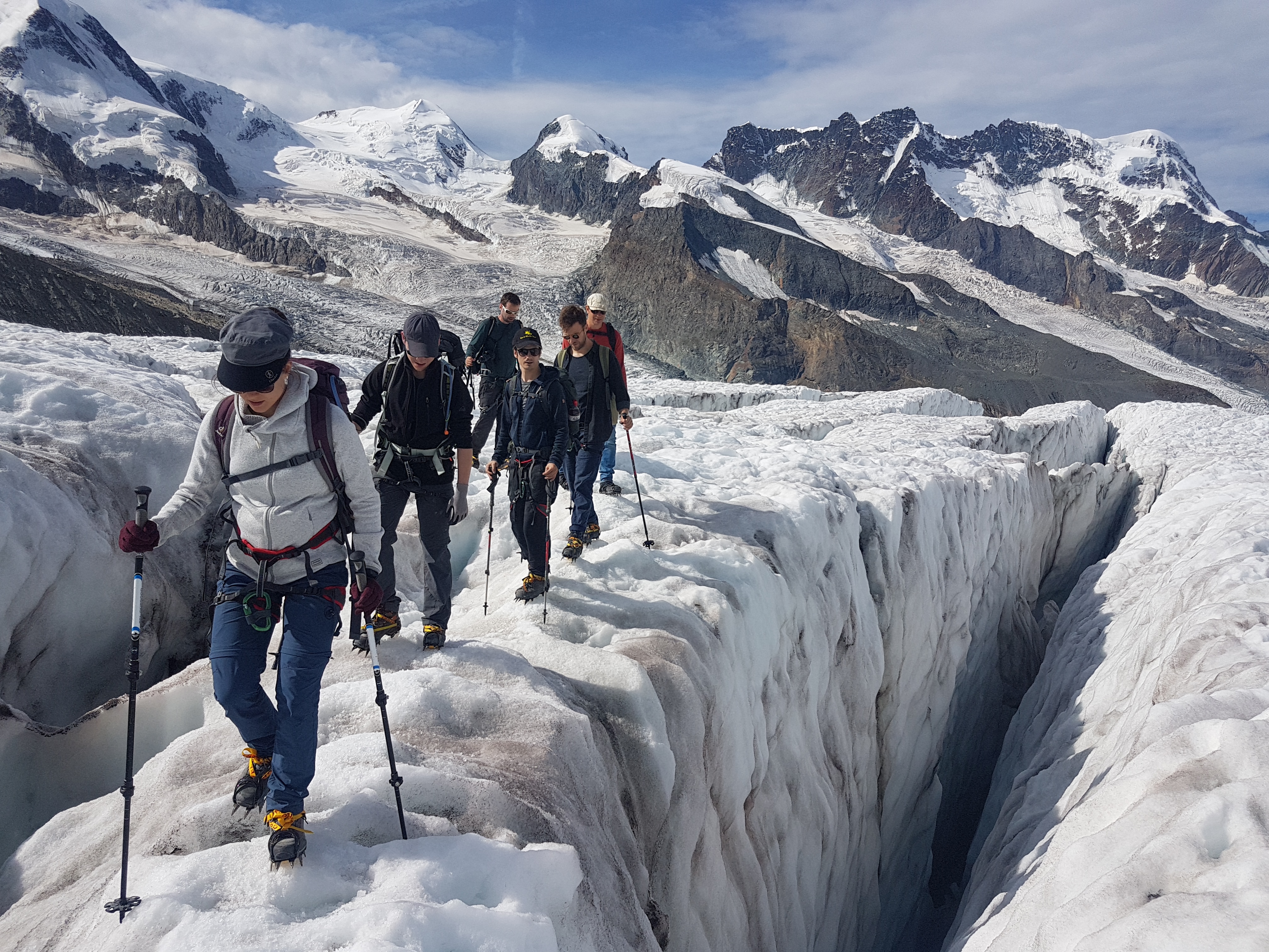 Spalten im oberen Teil des Cornergletschers