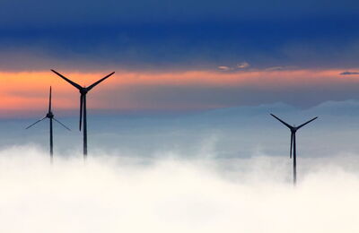 Windturbinen im nebel