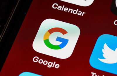 google auf dem Smartphonebildschirm