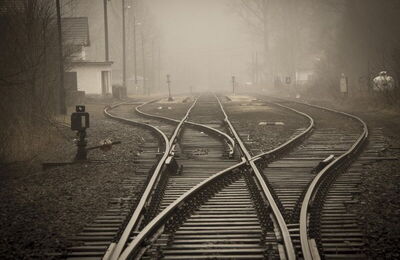 schiene im Nebel