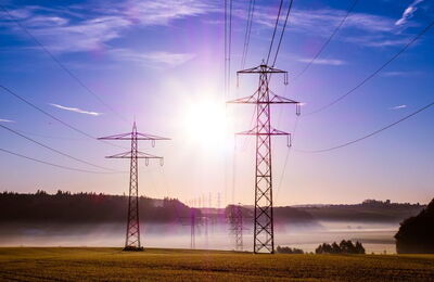 Lignes électriques à distance dans le brouillard